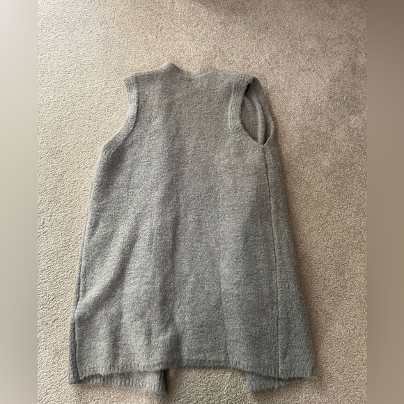 Sleeveless Cardigan! Beautiful grey and long…. WITH POCKETS! - Picture 2 of 4